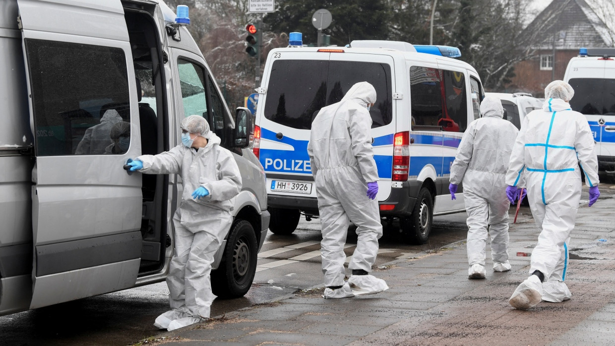 Tatort in Hamburg: Ermittler der Spurensicherung vor dem Gebäude der Zeugen Jehovas.