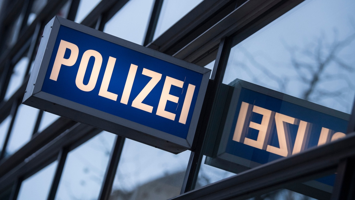 Schild an einem Frankfurter Polizeirevier, in dem Mitglieder der Chatgruppe eingesetzt waren.