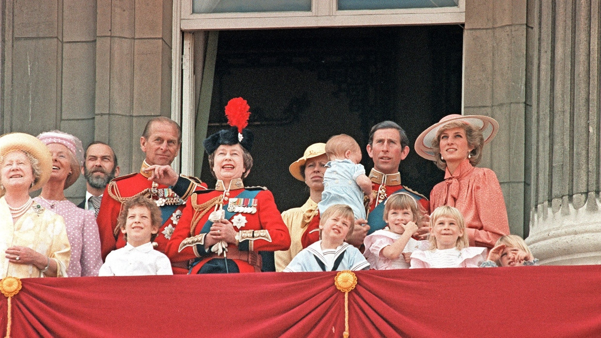 Vereint auf dem Palast-Balkon:  drei Generationen der Königsfamilie im Jahr 1985.