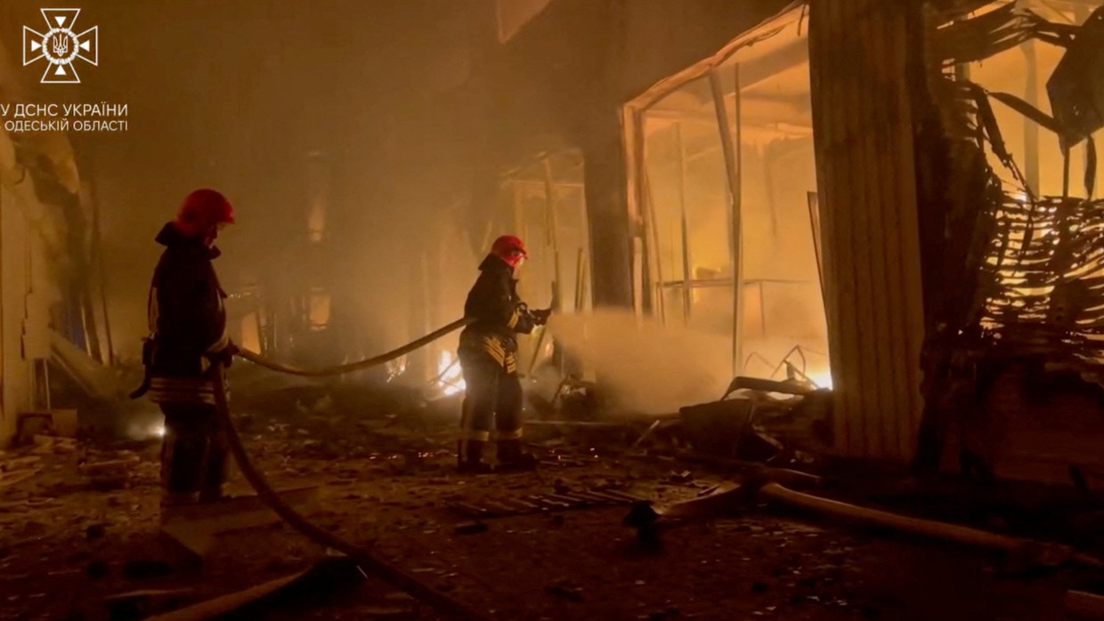 In der Nacht auf den vergangenen Mittwoch müssen Feuerwehrleute in Odessa nach Angriffen Brände löschen.