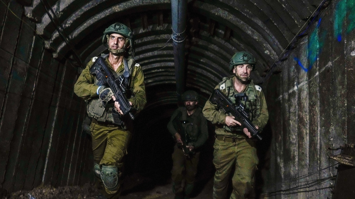 Israelische Soldaten in einem Tunnel, der laut Israels Armee von den Terroristen der Hamas genutzt wurde.