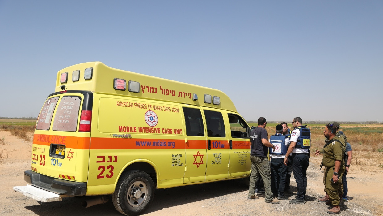 Ein Rettungswagen steht vergangenen Sonntag nahe des angegriffenen Grenzübergangs Kerem Shalom.