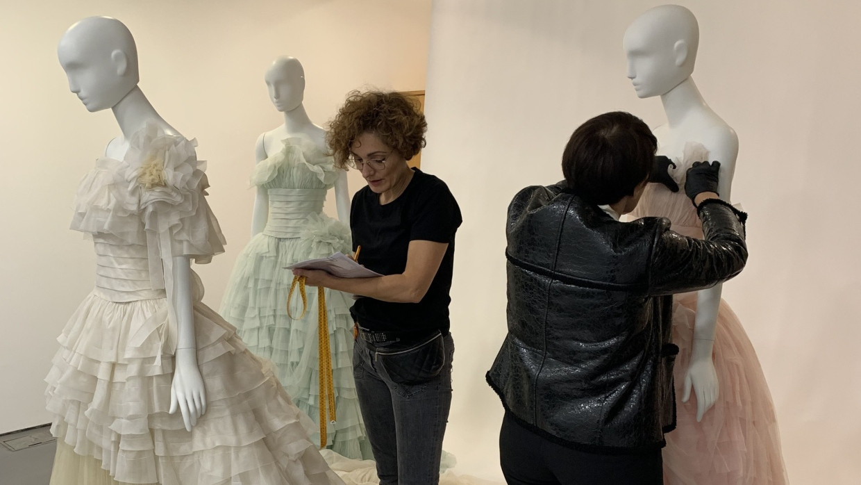 Couture-Kleider von Chanel werden für die Ausstellung vorbereitet.