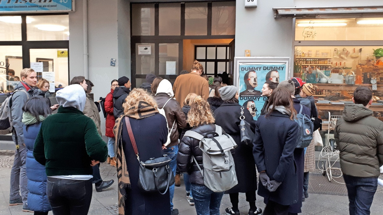 Begehrt: Andrang bei einem Wohnungsbesichtigungstermin in Berlin-Neukölln