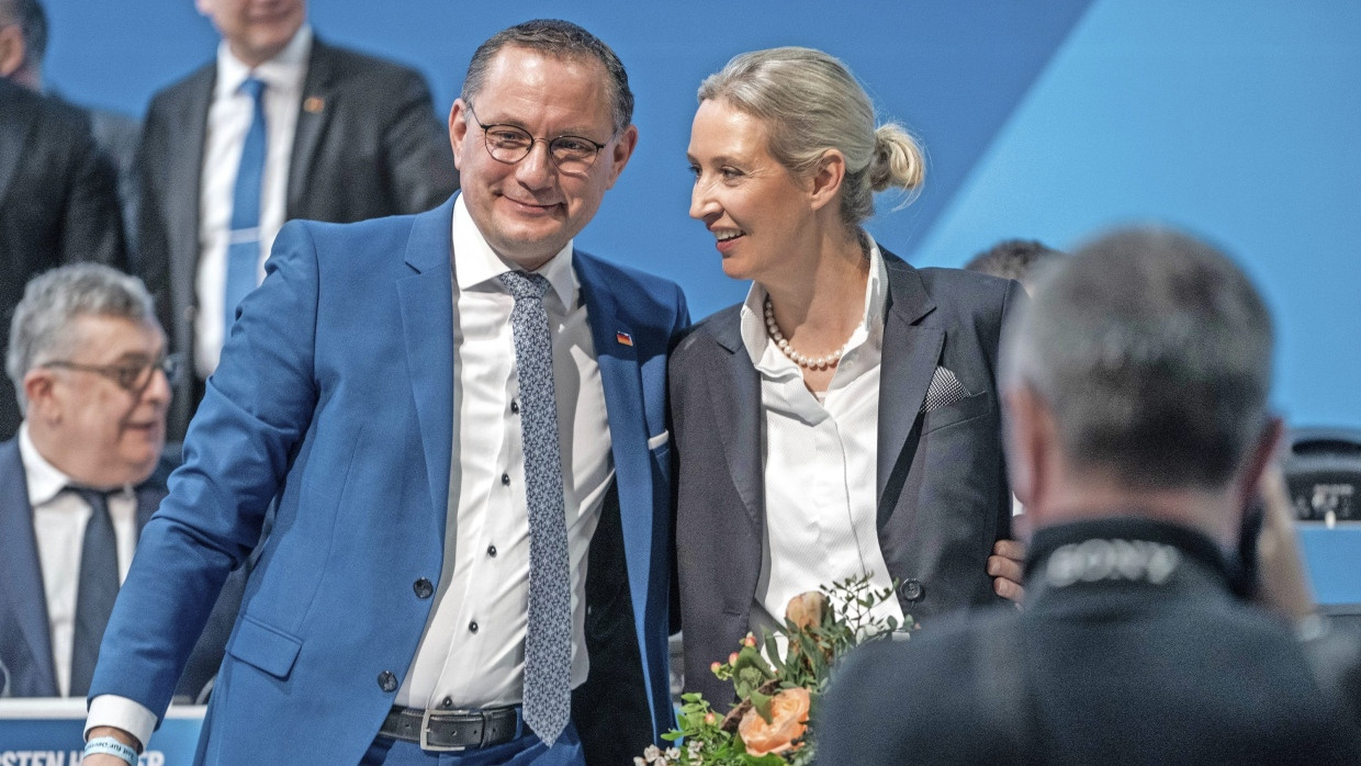 Nach der Kür: Tino Chrupalla gratuliert Alice Weidel zur Kanzlerkandidatur.