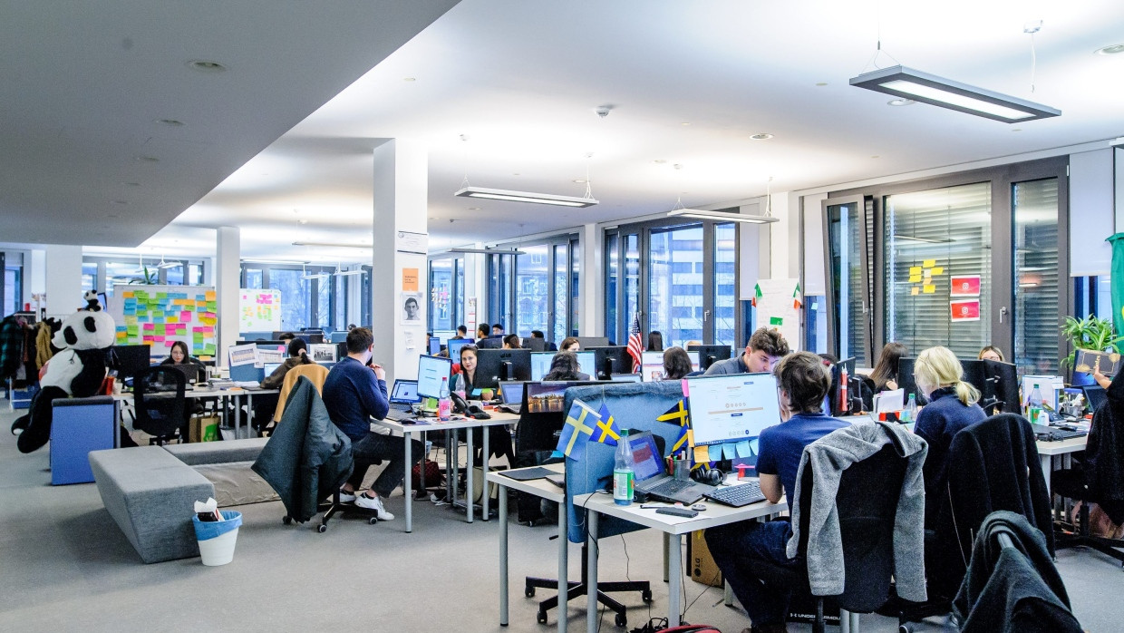 Strenge Corona-Vorschriften im Büro gehören bald der Vergangenheit an.