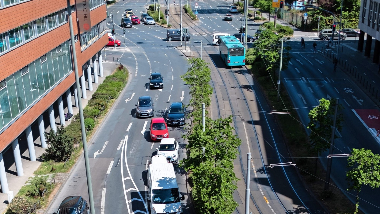 Reizfarbe Rot: Radwege ersetzen wie hier an der Konrad-Adenauer-Straße oft Autospuren.