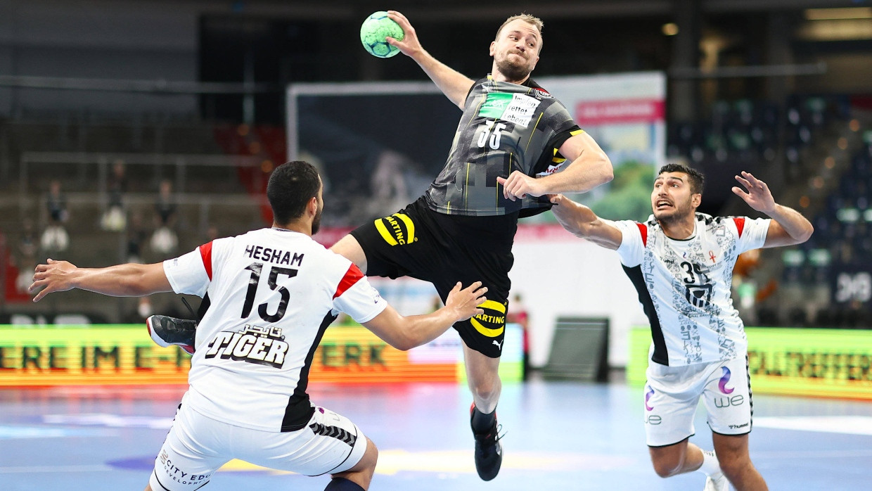 Kai Häfner (Mitte) im letzten Olympiatest der deutschen Handballer