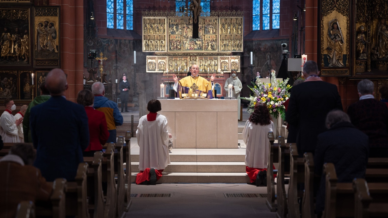 Vorbild: Schon zum Gottesdienst beim Ökumenischen Kirchentag 2021 im Frankfurter Dom waren auch evangelische Christen eingeladen.