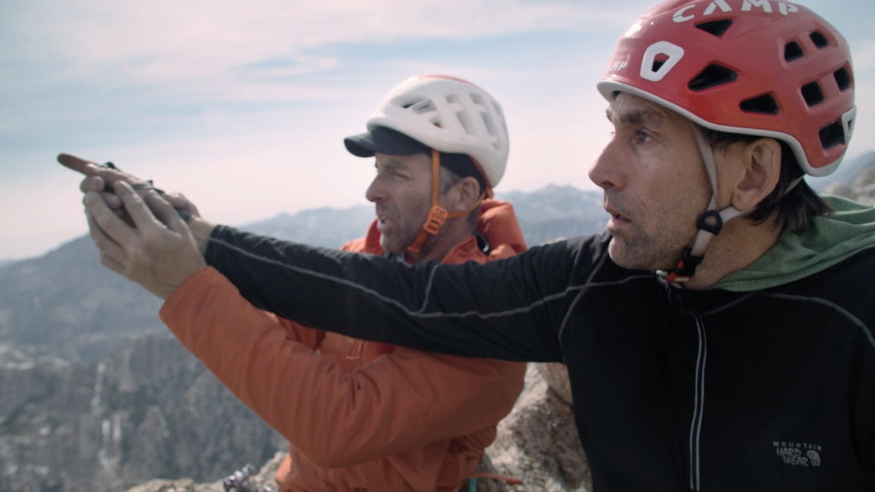 Auf dem Gipfel des „Incredible Hulk“: Nach dem Aufstieg durch die Wand (unten) zeichnet Erik Weihenmayers Kletterpartner die Linie der Berge am Horizont für ihn nach.