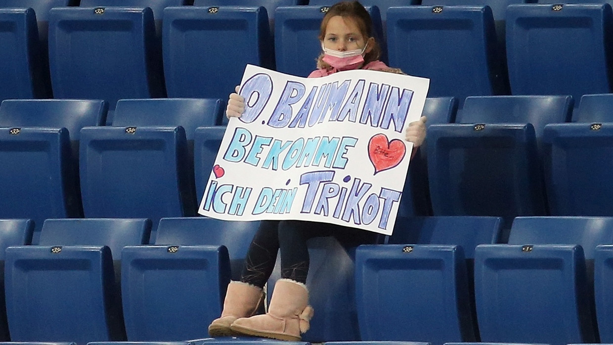 Nicht nur in deutschen Stadien gibt es immer Schilder mit Trikotwünschen.