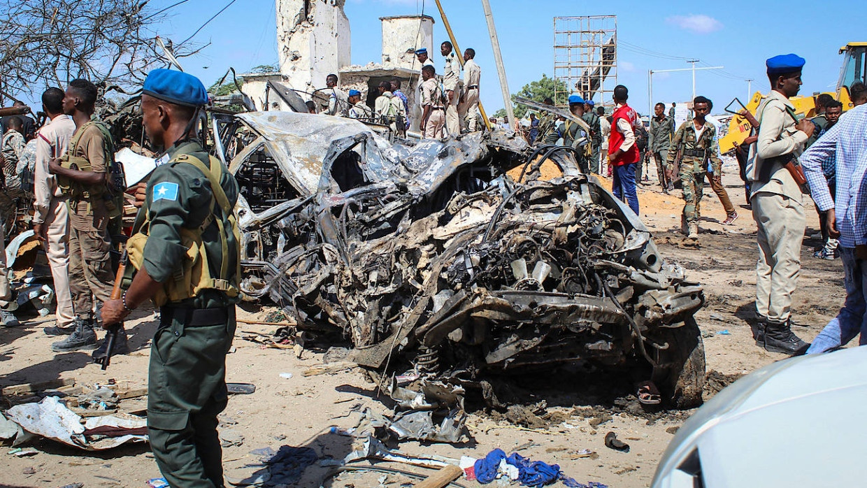 Die Überreste nach einer explodierten Autobombe in Mogadischu, Somalia.