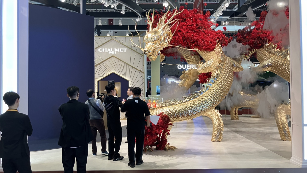 Ein fauchender Drache auf dem Stand des französischen Luxuskonzerns: LVMH auf der Messe CIIE in Shanghai