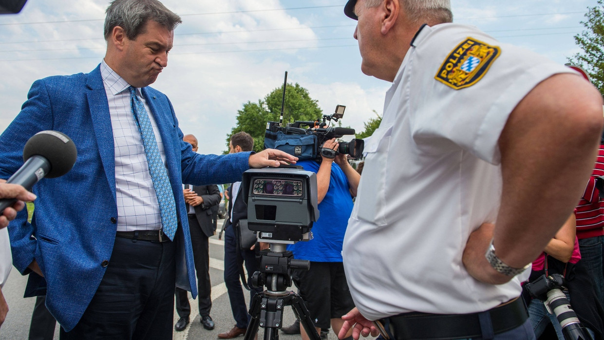 Söder inspiziert im Juli 2018 die Arbeit seiner neu geschaffenen bayerischen Grenzpolizei in Kirchdorf