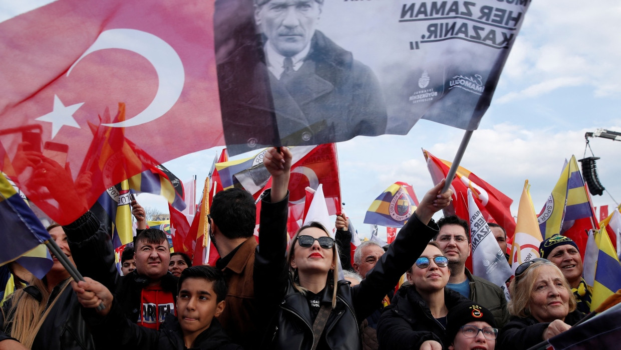 Fans von Fenerbahçe und Galatasaray mit Atatürk-Fahne am 30. Dezember in Istanbul