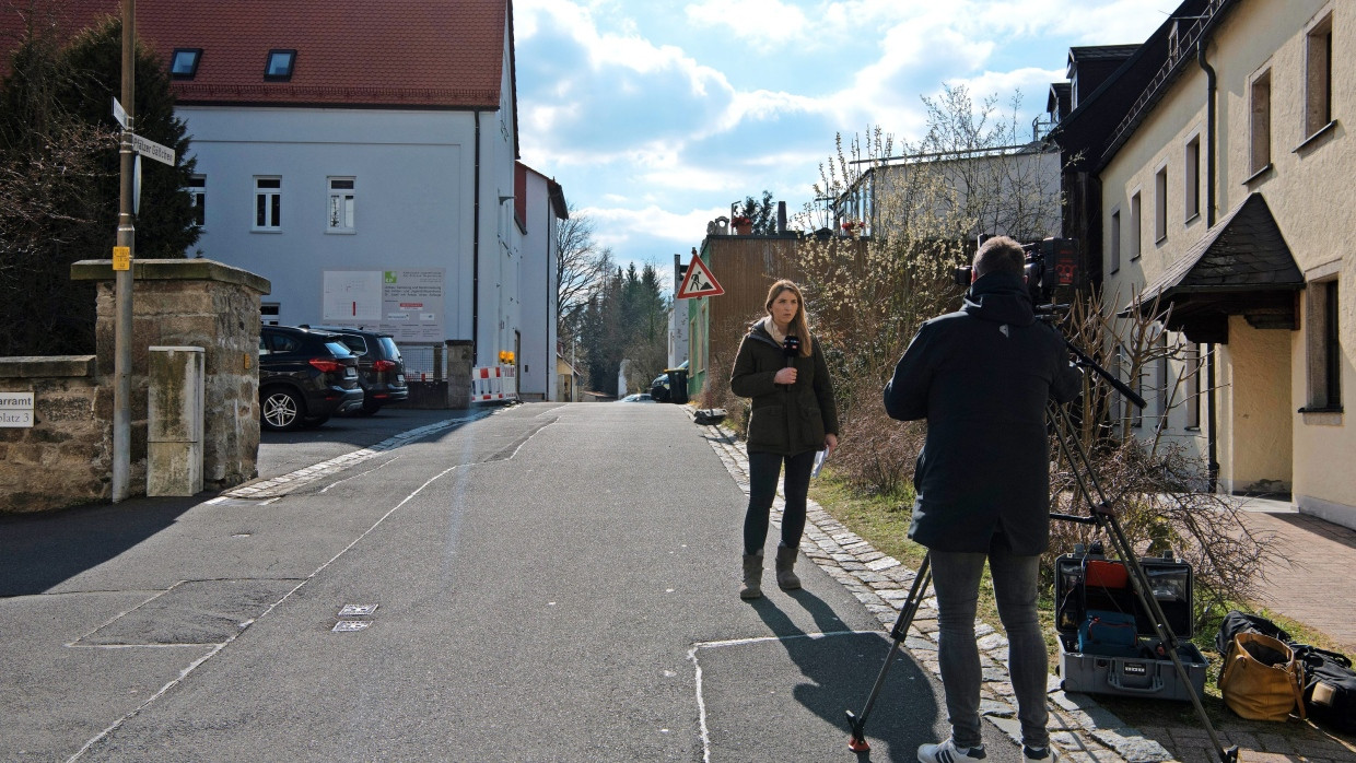 Im Zwielicht: Ein Fernsehteam macht am Mittwochnachmittag Aufnahmen an der Jugendhilfe-Einrichtung in Wunsiedel