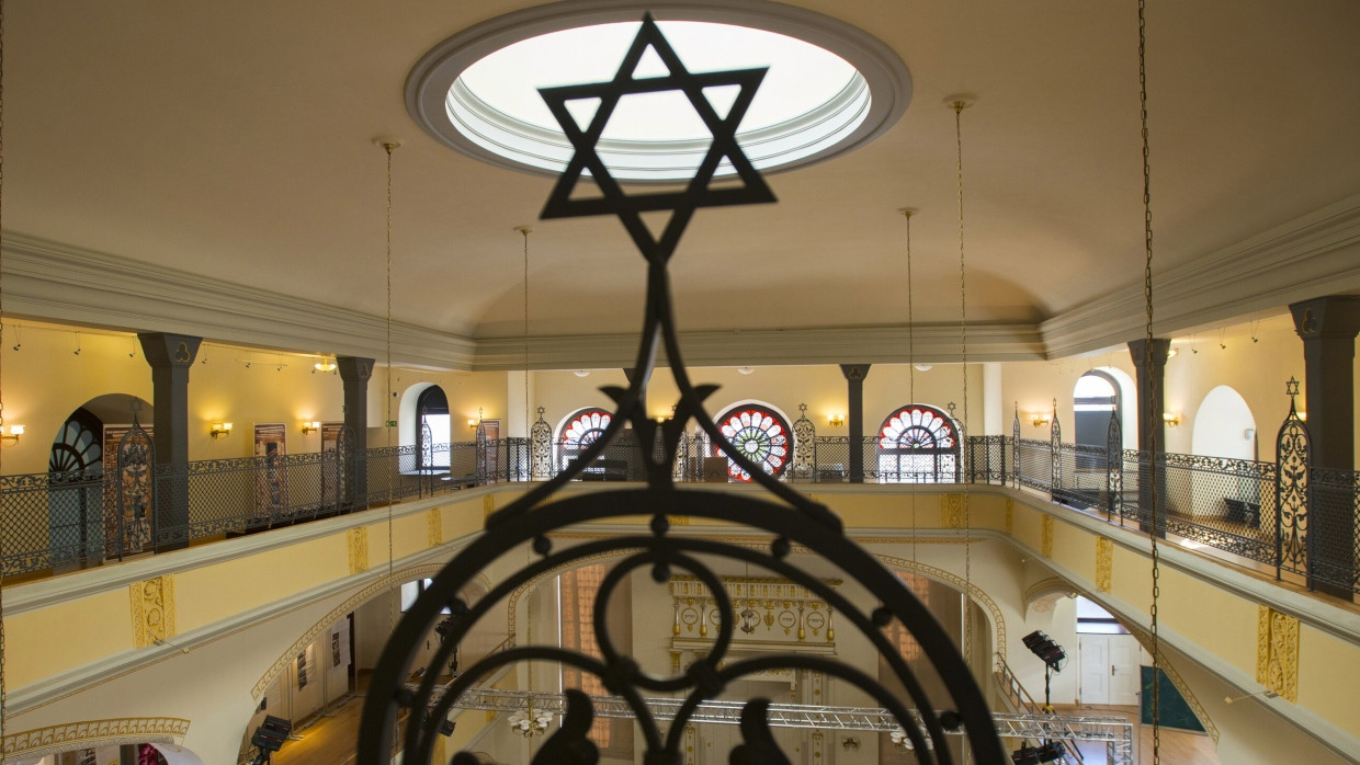 Weil die Synagoge „Zum Weißen Storch“ in Breslau bei den Pogromen im November 1938 nicht zerstört wurde, konnte ein Urenkel von Franz Moser in der Synagoge seine Bar-Mizwa feiern, die sein Urgroßvater schon besucht hatte.