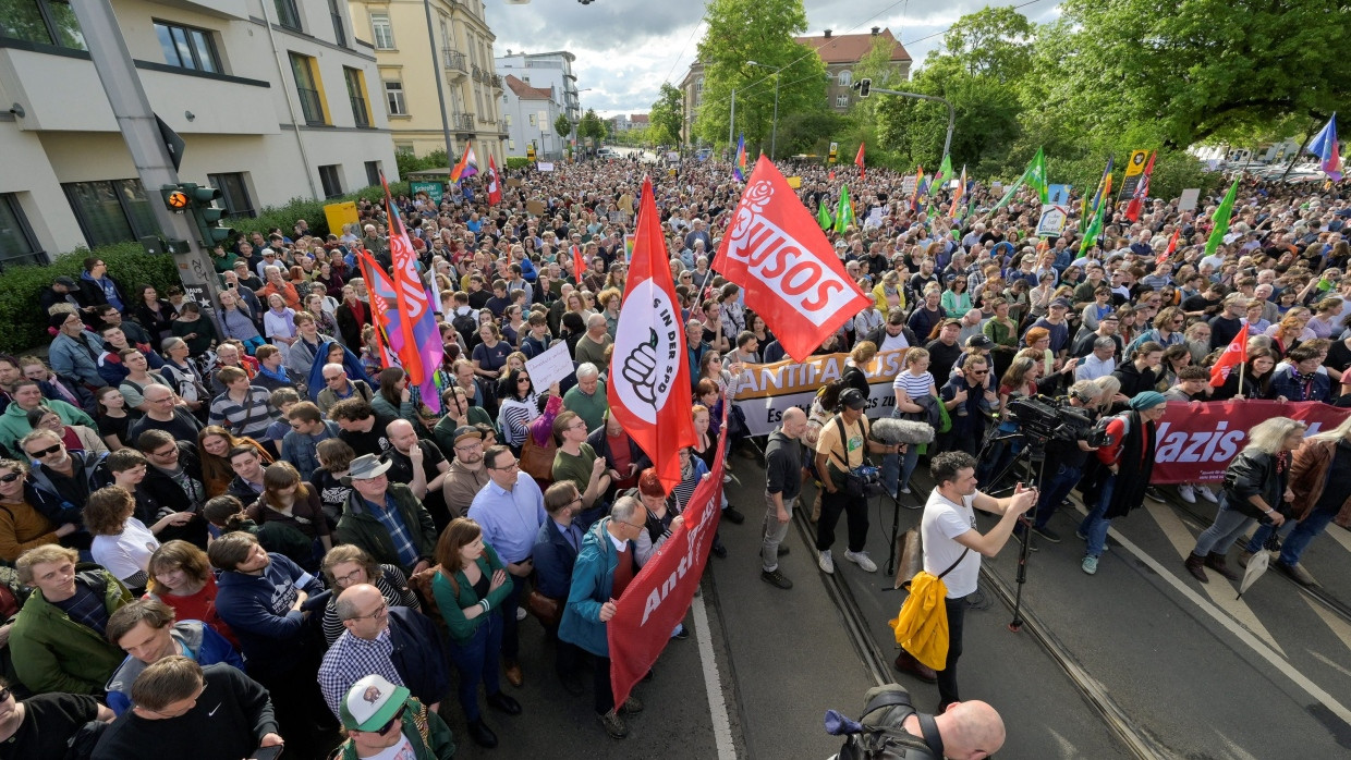 Volle Straße: In  Dresden kamen mehr als 2000 Menschen zum Protest gegen Gewalt zusammen.