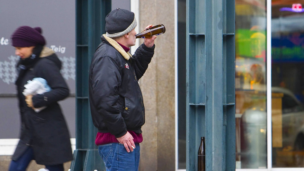 Kein Allheilmittel: Trotz Alkoholverbots wird rund um den Hauptbahnhof auch öffentlich getrunken.