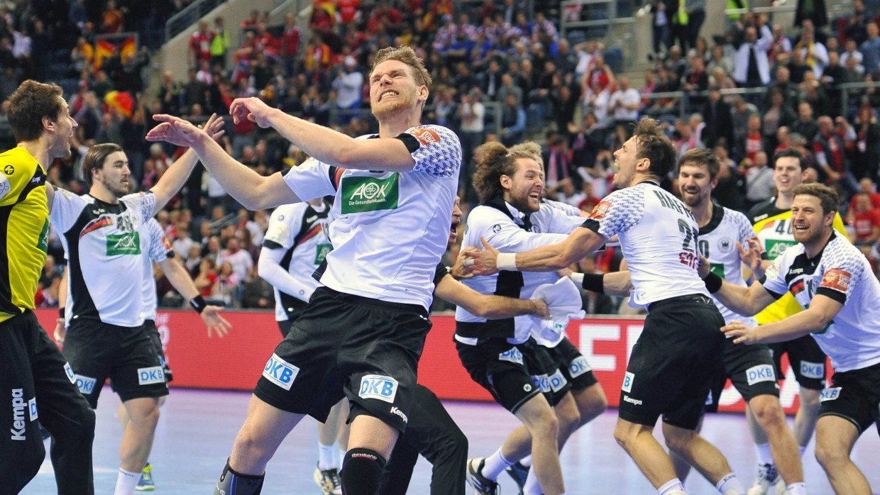 Außer Rand und Band: Die deutsche Handball-Rasselbande feiert den Sieg im Halbfinale gegen Norwegen.