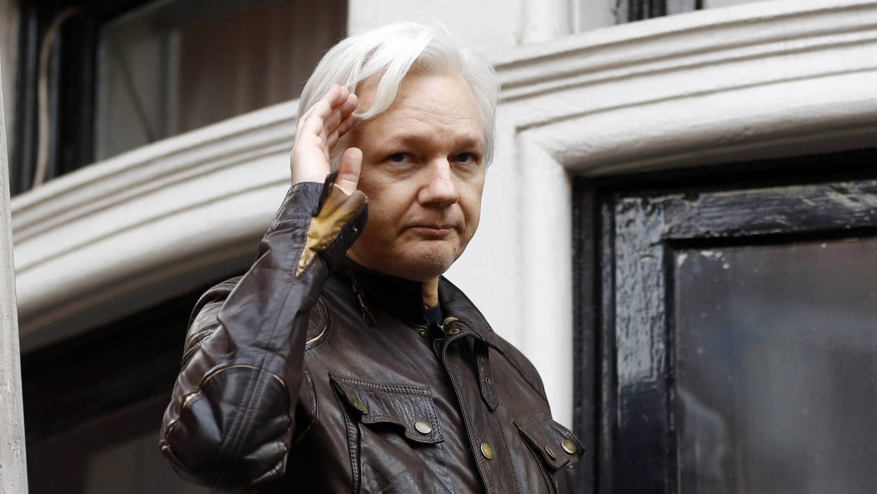 Julian Assange 2017 auf dem Balkon der ecuadorianischen Botschaft in London