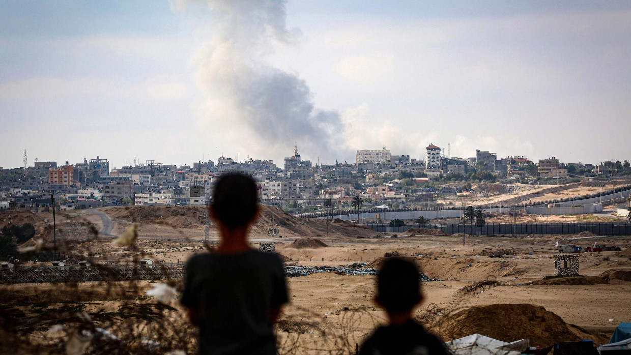 Kinder sehen zu, wie der Rauch über Rafah im südlichen Gazastreifen aufsteigt.