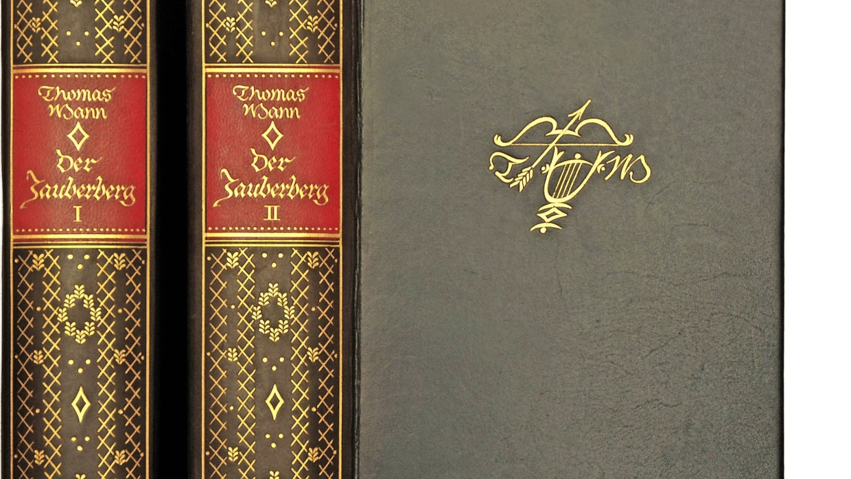 Als Hausbuch des Genetivus absolutus ist der Roman auch am Ende des Jubiläumsjahrs noch zu entdecken: Die Erstausgabe von 1924 im Ganzleder-Verlagseinband.