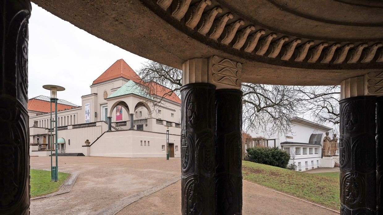 Erbe aus der Ära des Jugendstils: Links das 1908 fertiggestellte Ausstellungsgebäude, rechts das Atelierhaus von 1901, heute Museum Künstlerkolonie