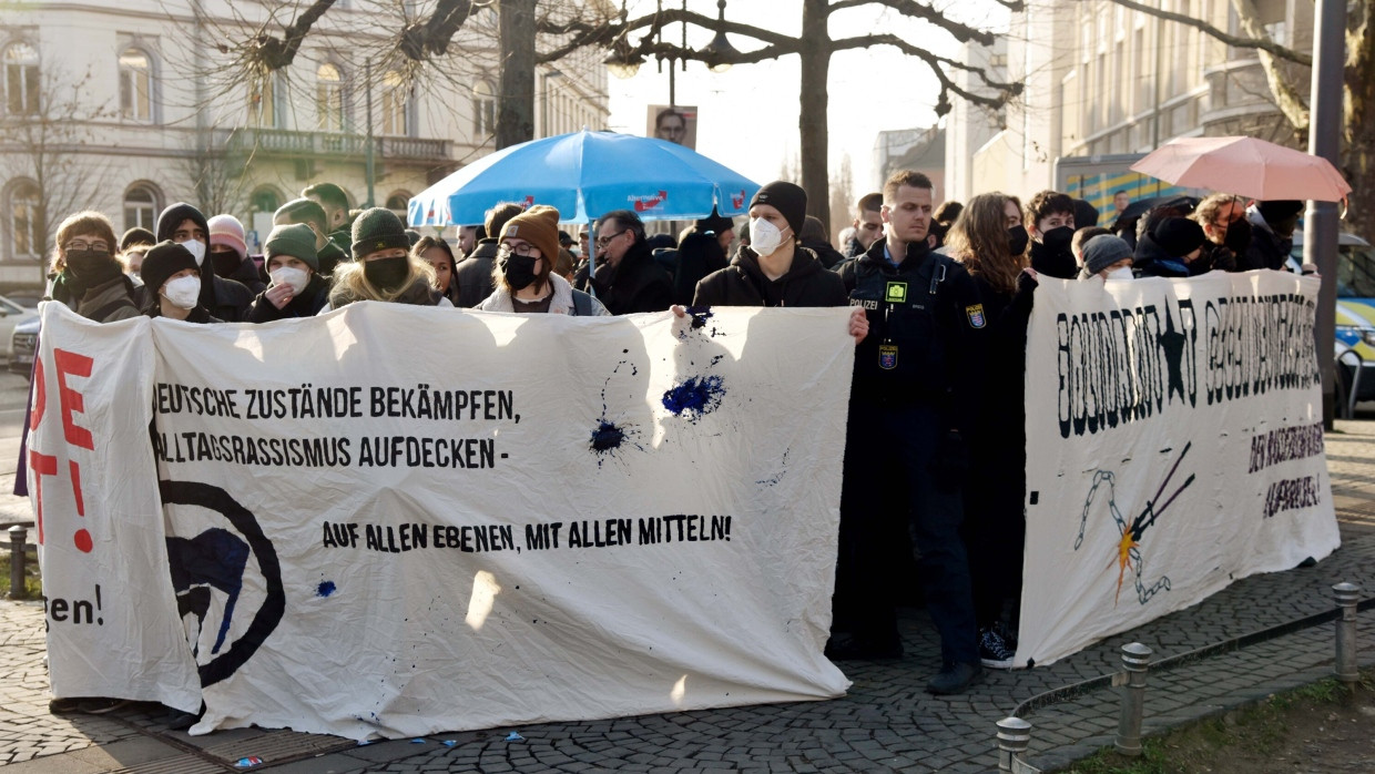 Menschenkette um den Info-Stand: Am Südbahnhof in Frankfurt-Sachsenhausen haben Aktivsten versucht, AfD-Vertreter am Wahlkampf zu hindern.