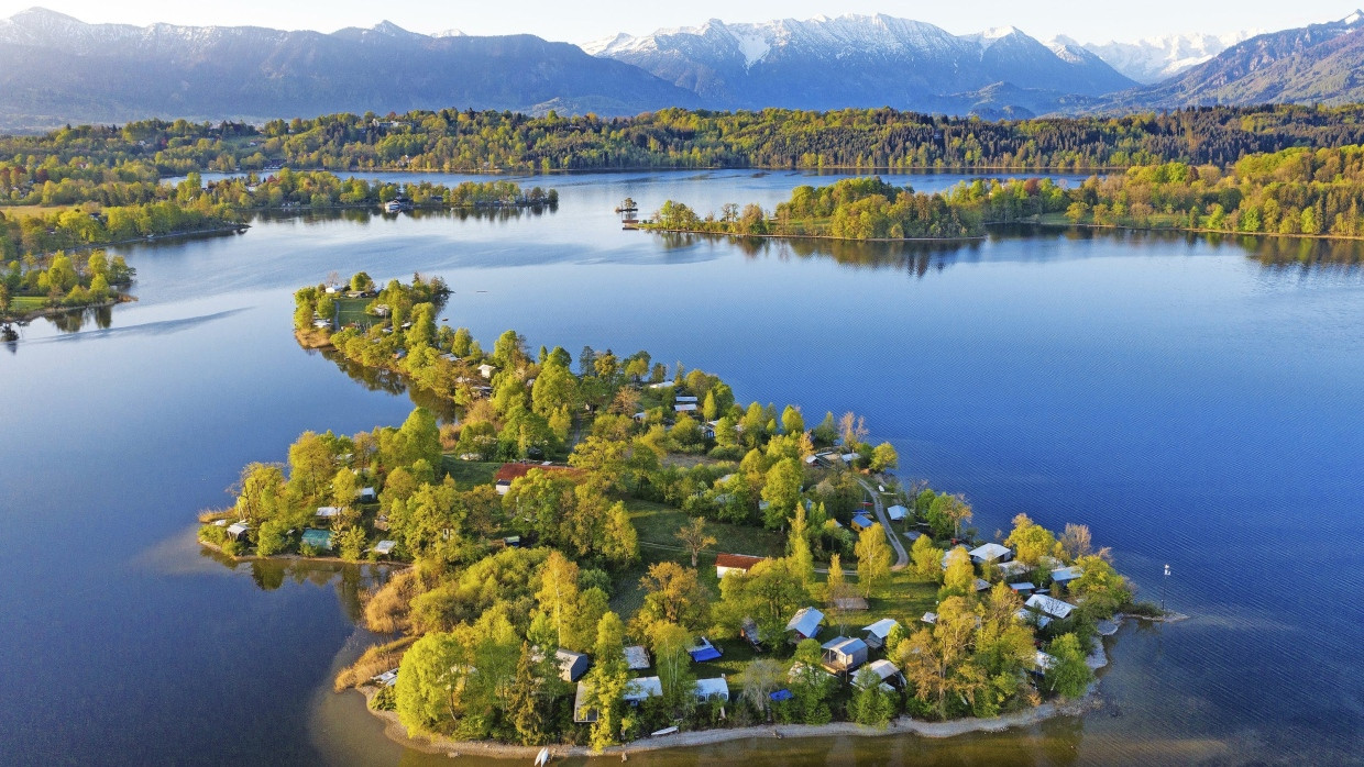 Ungewöhnlich: Der Campingplatz auf der Insel Buchau lässt Naturherzen höher schlagen.