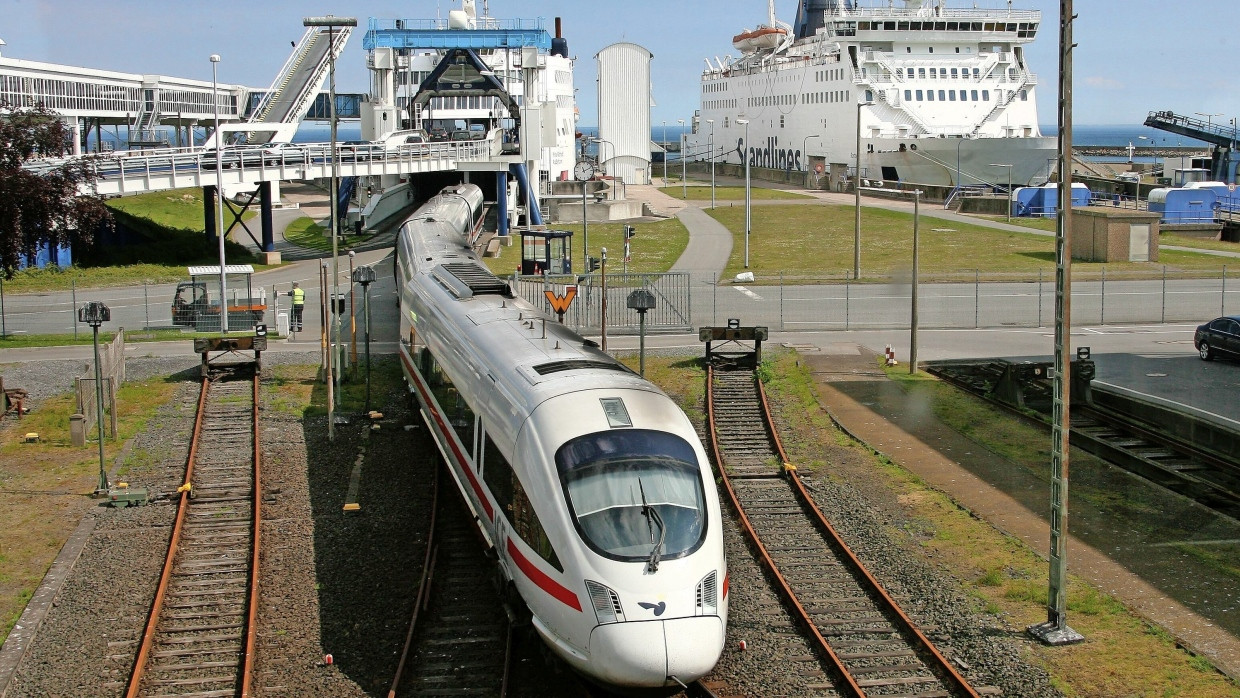 Ein Diesel-ICE fährt im Mai 2009 auf das Fährschiff Prins Richard der Reederei Scandlines am Fähranleger in Puttgarden auf Fehmarn.