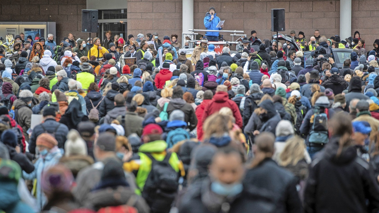 Stuttgart im März: Unter dem Motto „Es reicht!“ beteiligen sich zahlreiche Menschen an einer Demonstration gegen die aktuelle Corona-Politik