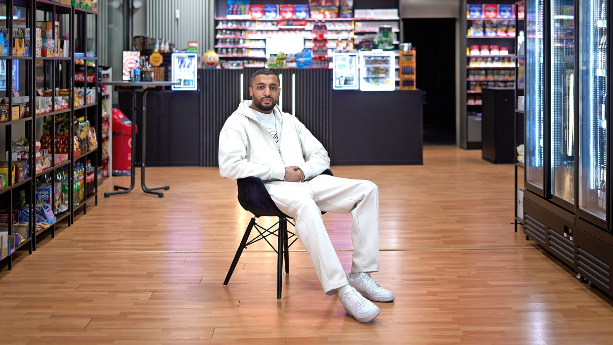 Ganz schön geräumig: Abdul Matien Y. in seinem Offenbacher Kiosk