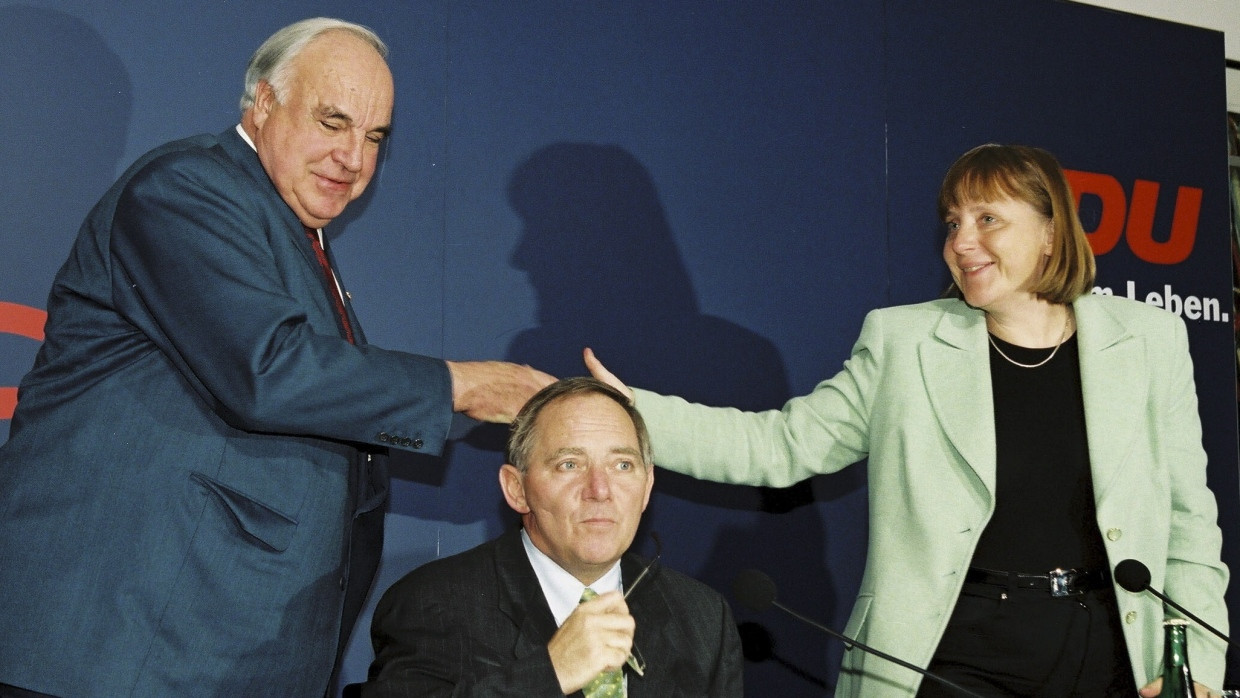 Die Rebellin: Angela Merkel, Helmut Kohl und Wolfgang Schäuble am 30. November 1999 in der Pressekonferenz zur CDU-Parteispendenaffäre im Konrad-Adenauer-Haus in Berlin