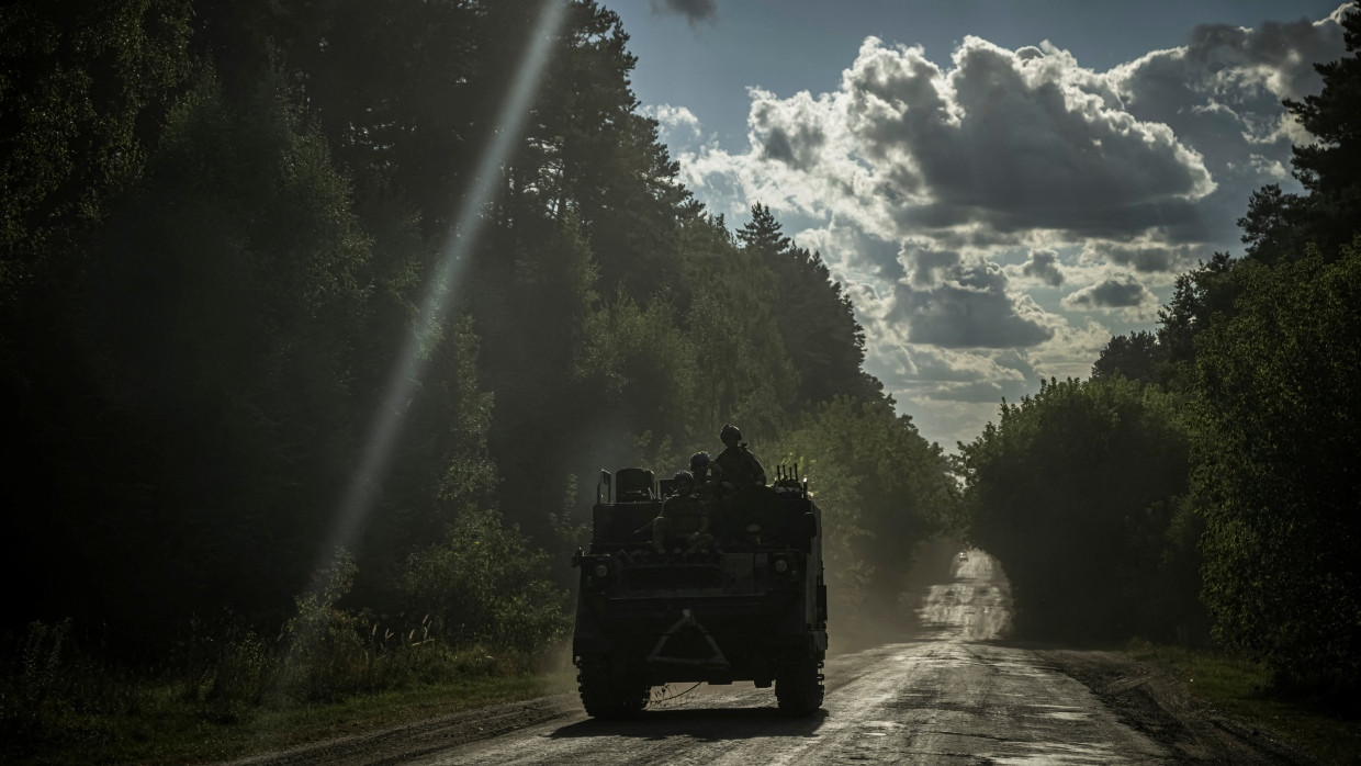 Ukrainische Soldaten sind nahe der Grenze zu Russland unterwegs.