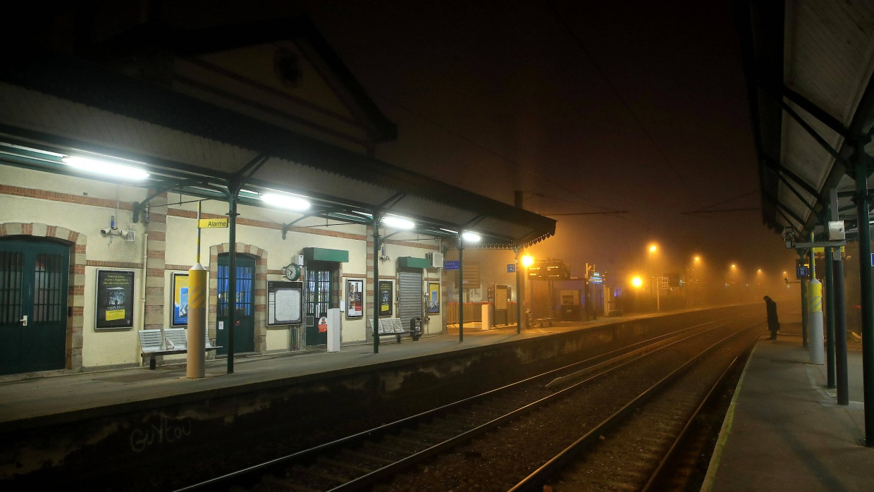 Ein vereinsamter Bahnhof in Louveciennes, eine Kleinstadt in der Nähe von Versailles