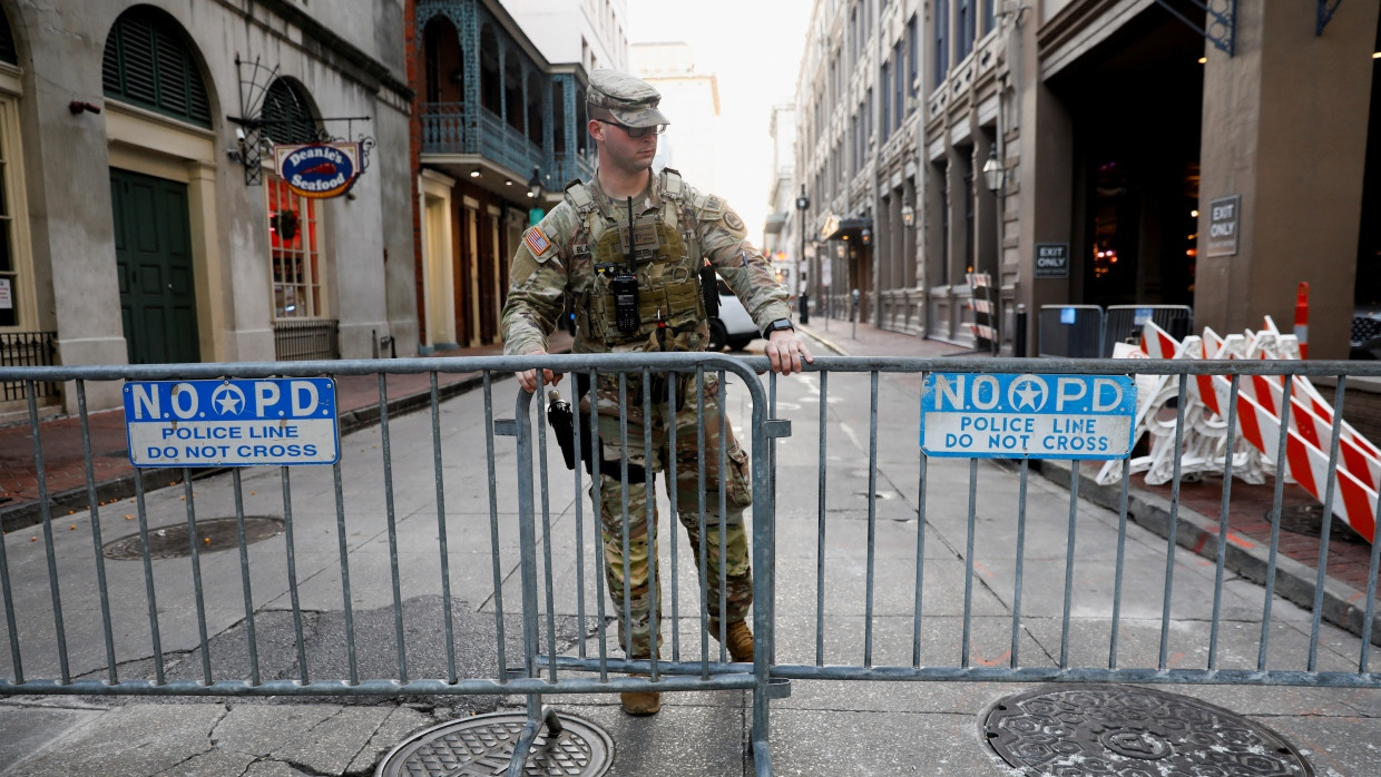 Ein Angehöriger der Militärpolizei sichert am 2. Januar 2025 in New Orleans die Gegend um den Tatort.