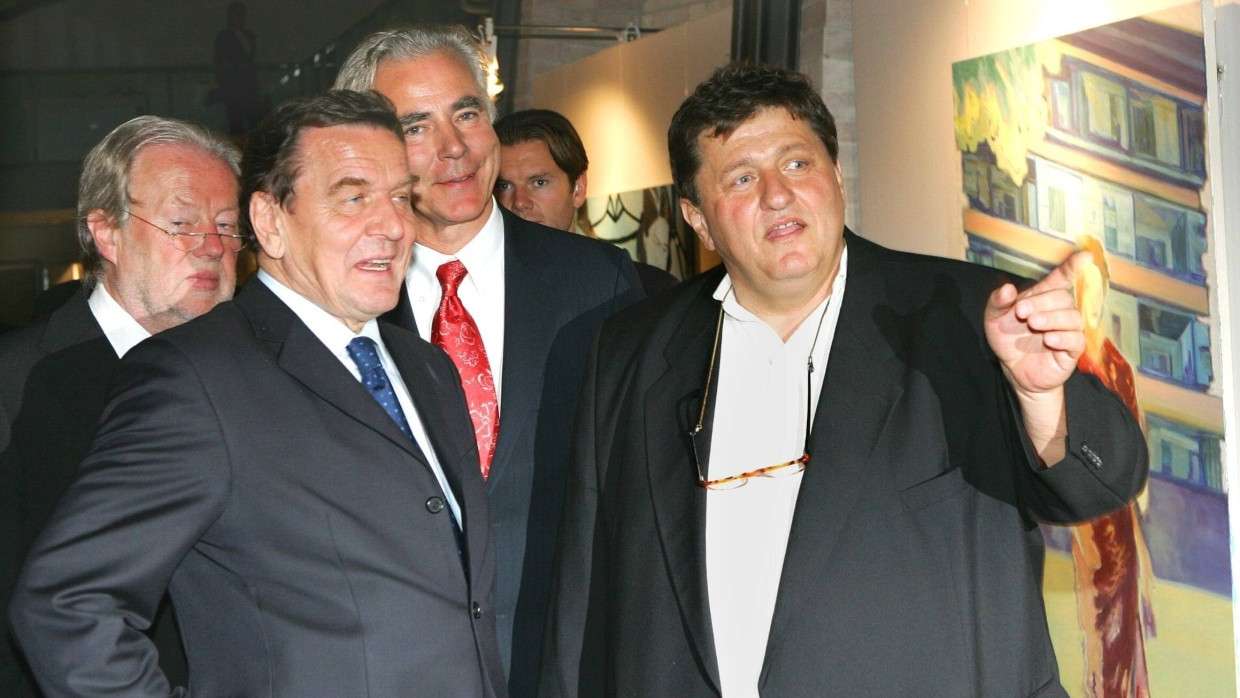 Bestens vernetzt: Michael Schultz (rechts) 2004 auf einem Empfang mit dem damaligen Bundeskanzler Gerhard Schröder