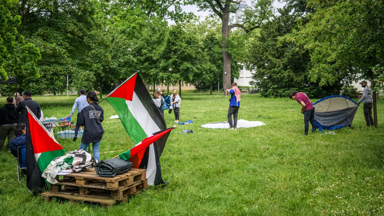 Fahnen im Wind: Das Protestcamp auf dem Campus Westend baut Zelte auf.