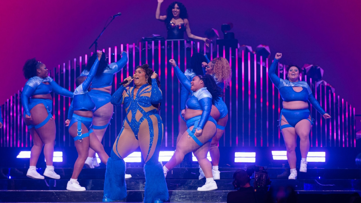 Lizzo umringt von ihren Tänzerinnen und einer DJane, die für den guten Sound sorgt