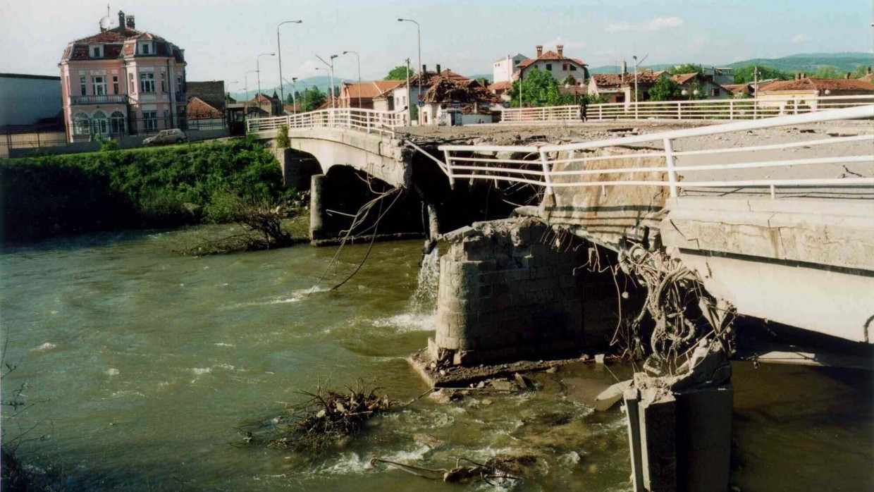 Zerstörte Brücke im serbischen Nis im Mai 1999: Fehlschläge („Kollateralschäden“) bei den Luftangriffen der Allianz sollten damals unbedingt vermieden werden.