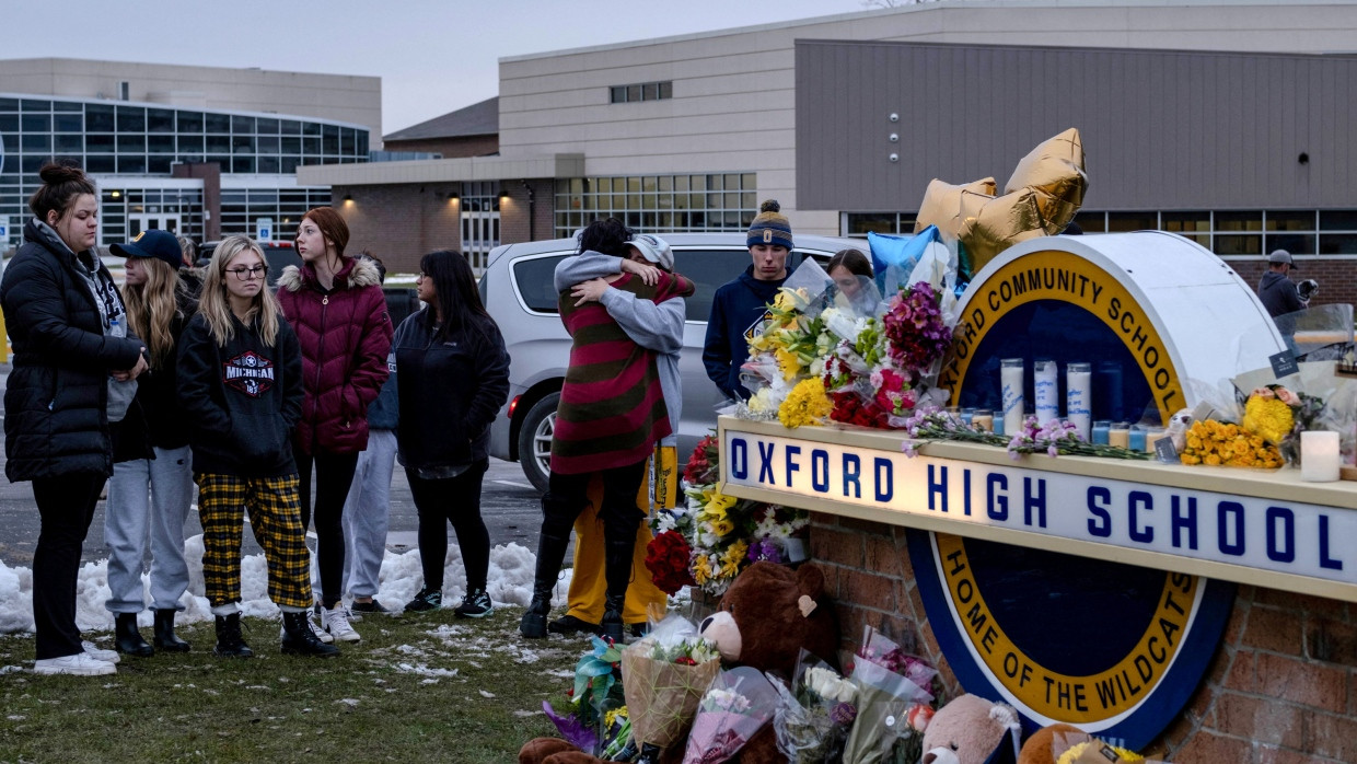 Schülerinnen und Schüler trauern am Tag nach dem Amoklauf in Oxford, Michigan.