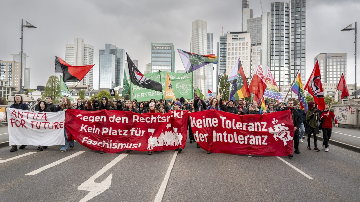 Der Demonstrationszug zieht durch die Frankfurter Innenstadt.