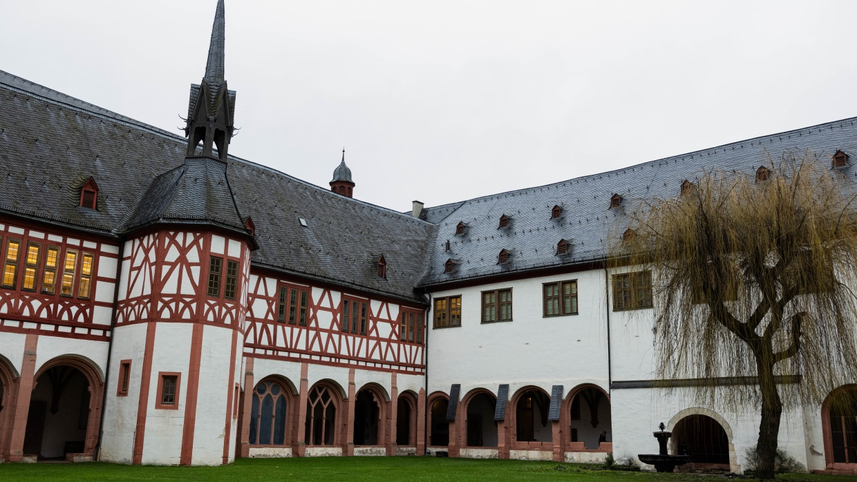 „Touristischer Leuchtturm“: Außenansicht des Kloster Eberbach bei Eltville