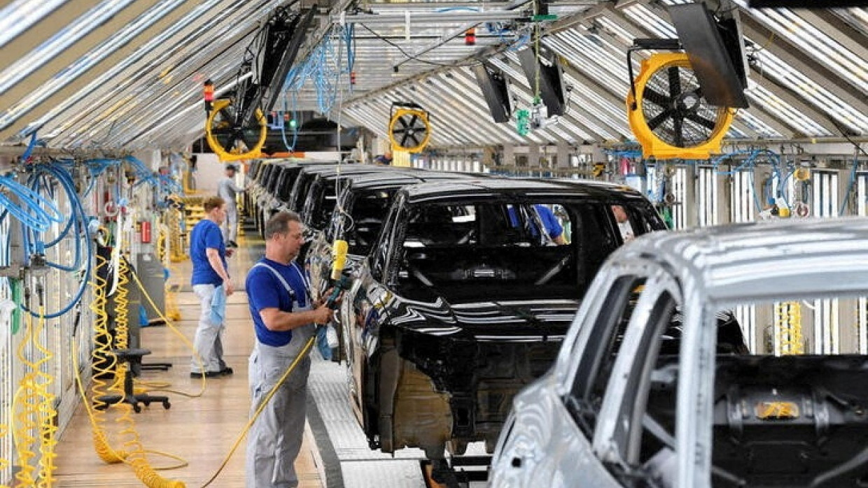 Ein Traditionskonzern in der Krise: VW-Angestellte arbeiten in der Fertigung in Wolfsburg.