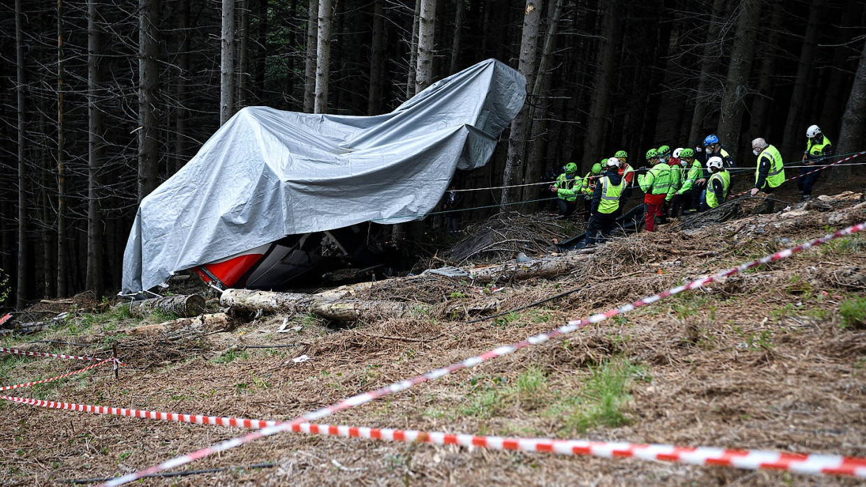 Stresa: Einsatzkräfte des Bergrettungsdienstes arbeiten nach dem Absturz der Seilbahngondel an der Unfallstelle.