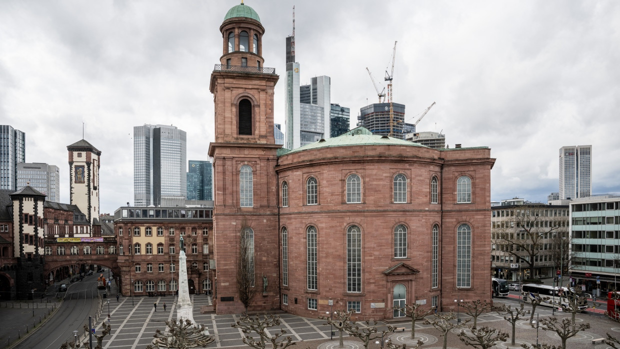 Die Platanen neben der Paulskirche sollen nach den Vorstellungen des Architekten Johannes Peter Hölzinger unter ein Glasdach kommen.