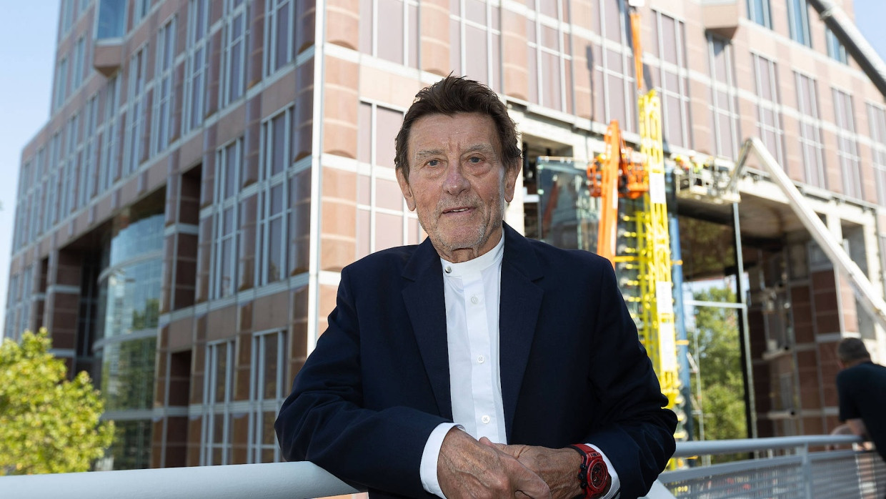 Helmut Jahn vor dem Messeturm in Frankfurt. Am 8. Mai ist der deutschstämmige Architekt bei einem Verkehrsunfall in den USA ums Leben gekommen.