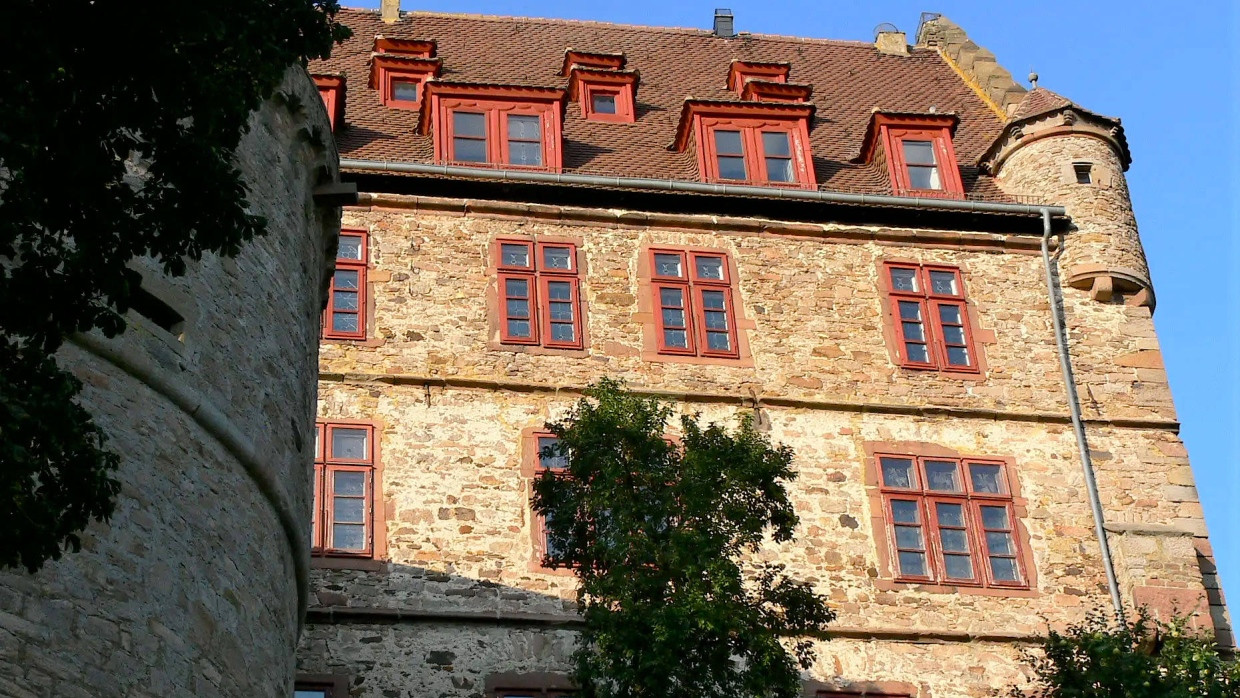 Burg Schweinberg: Der enge Raum verlangte, in Höhe zu bauen und die Gebäude mit mächtigen Fundamenten abzustützen.