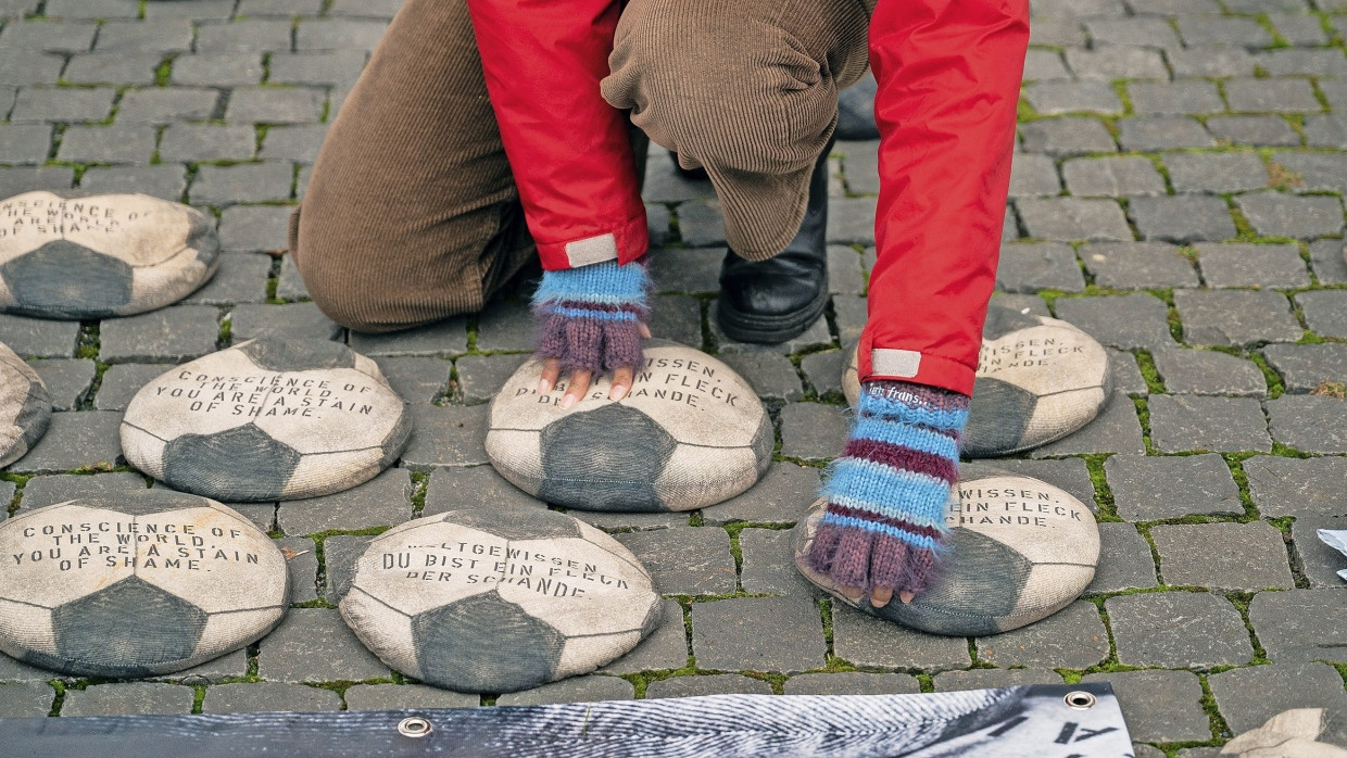 „Fleck der Schande“: Protestaktion vor dem DFB-Campus